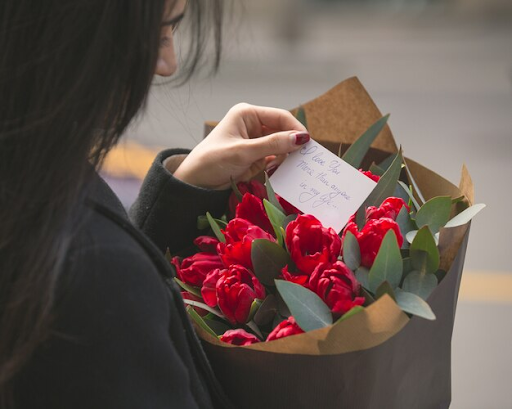 What's the Best Valentine's Day Surprise? Spoil Your Love with a Gorgeous Rose Bouquet!