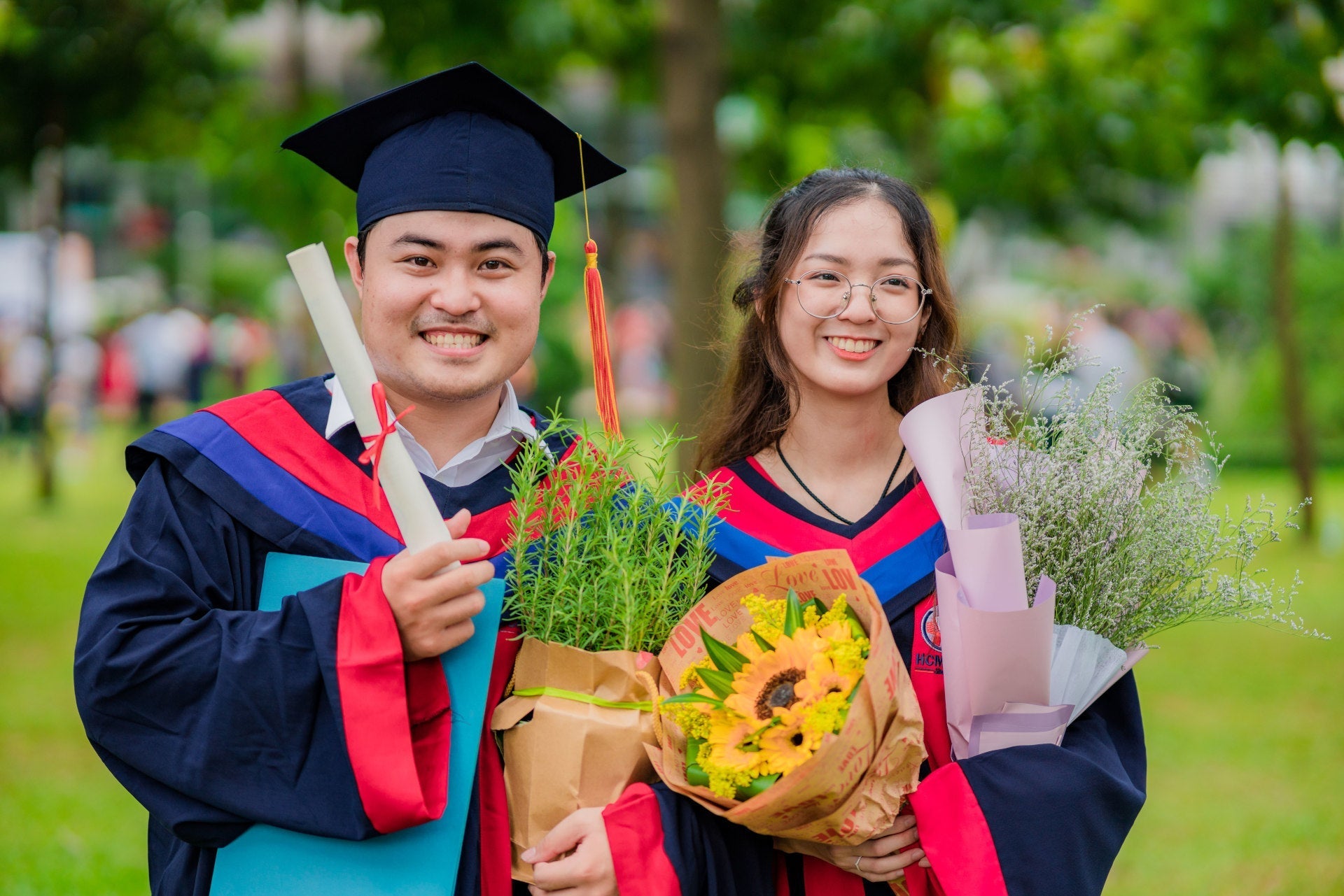 A Guide to Graduation Flowers in Singapore: What to Give & When to Order