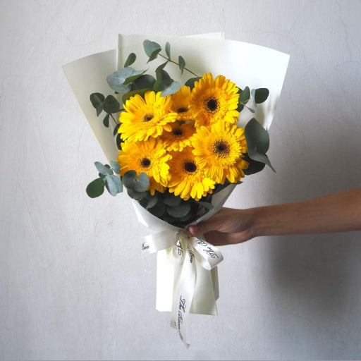 Should You Bring Flowers on a First Date? Yes or No?